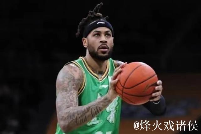 莫兰德篮下接球强起上篮，遭胡金秋正面大帽拒绝